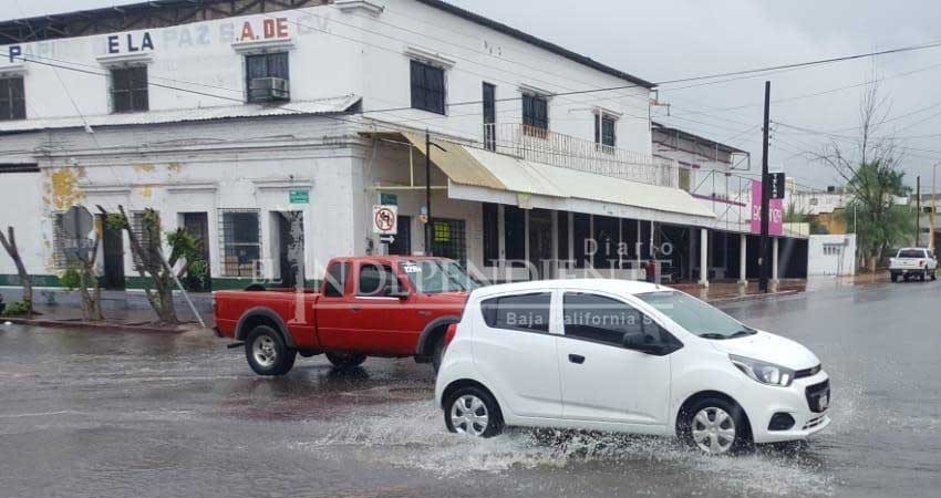 Corren arroyos en el Centro de La Paz Corren arroyos en el Centro de La Paz