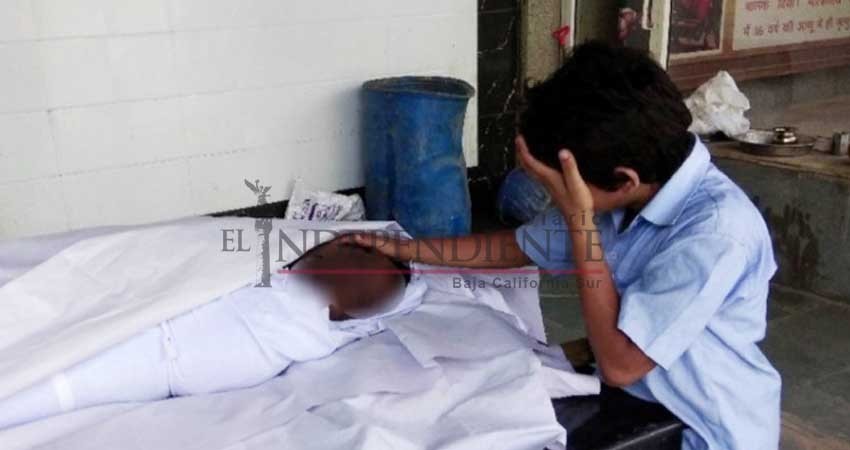 Foto de niño sin dinero para el funeral de su padre reúne miles de dólares Foto de niño sin dinero para el funeral de su padre reúne miles de dólares