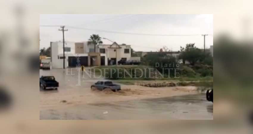 Graban en vivo automóviles cruzando arroyos crecidos en La Paz Graban en vivo automóviles cruzando arroyos crecidos en La Paz