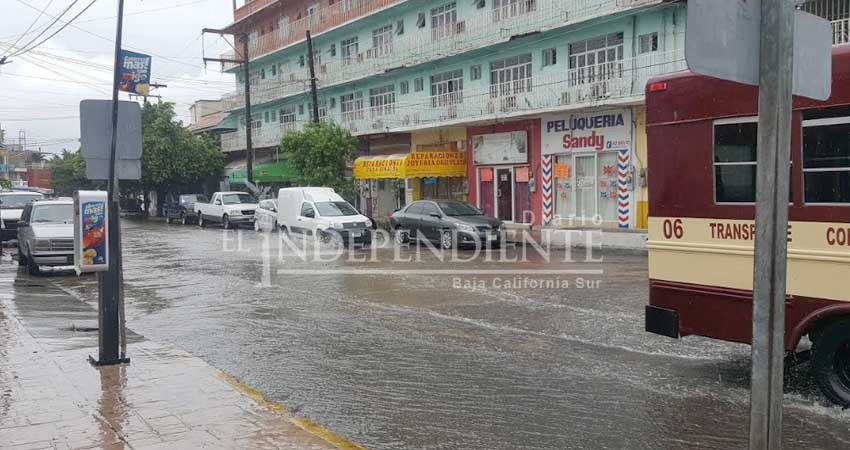 Se inundó con agua de drenaje el Centro de La Paz Se inundó con agua de drenaje el Centro de La Paz