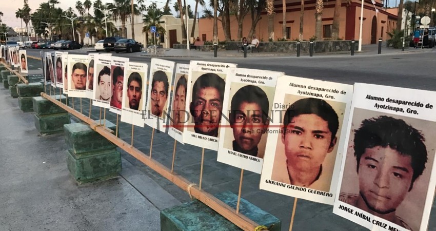 Marchan en La Paz por los 43 estudiantes desaparecidos de Ayotzinapa Marchan en La Paz por los 43 estudiantes desaparecidos de Ayotzinapa