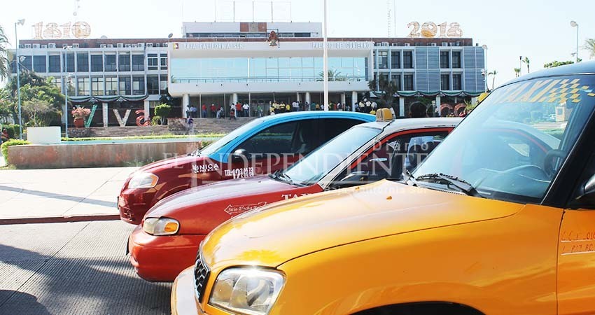 Truncaron al transporte público por puro interés político: taxistas locales Truncaron al transporte público por puro interés político: taxistas locales