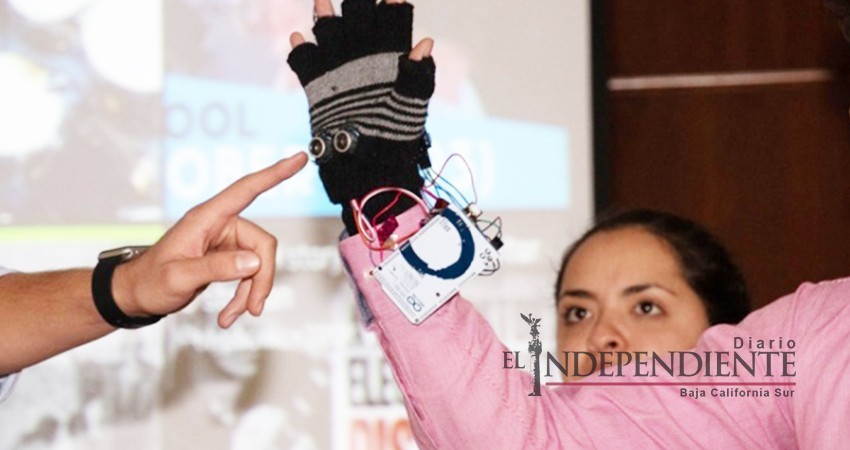 Estudiantes crean un guante para ayudar a invidentes Estudiantes crean un guante para ayudar a invidentes