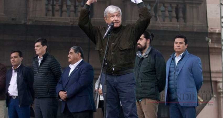 López Obrador anuncia que desaparecerá la evaluación a los maestros López Obrador anuncia que desaparecerá la evaluación a los maestros