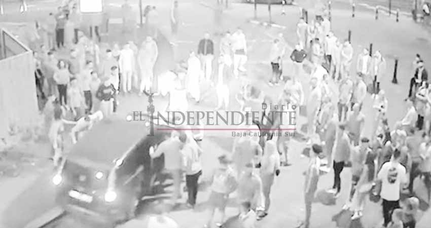 Furioso conductor persigue a ladrones y atropella a dos mujeres Furioso conductor persigue a ladrones y atropella a dos mujeres