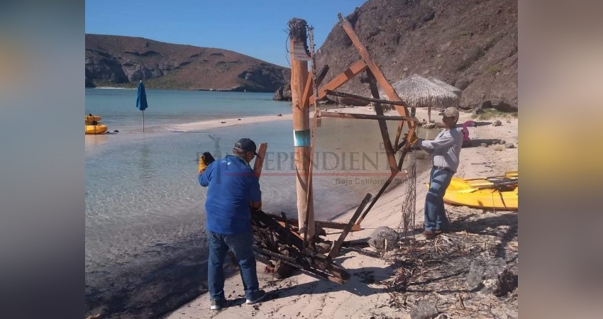 Incendian palapas en Balandra; prevén cerrar acceso de noche Incendian palapas en Balandra; prevén cerrar acceso de noche
