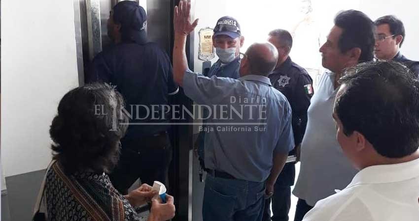 Atrapado en elevador del Ayuntamiento de La Paz por corte de luz Atrapado en elevador del Ayuntamiento de La Paz por corte de luz