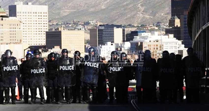 Policía Migratoria de EU 'ensaya pelea' contra migrantes en la frontera Policía Migratoria de EU 'ensaya pelea' contra migrantes en la frontera