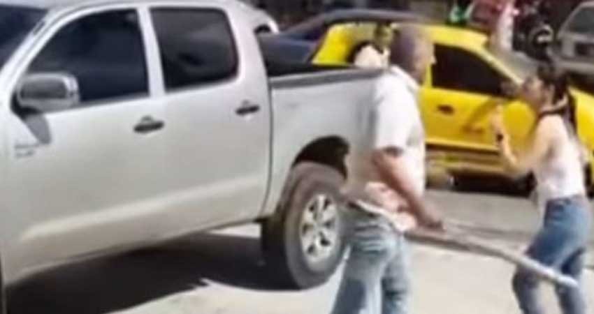 Descubre infidelidad de su marido y lo enfrentó con un bat Descubre infidelidad de su marido y lo enfrentó con un bat