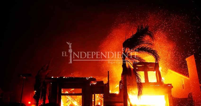 Ordenan evacuación de Malibú por incendio; hay 30 mil desplazados en California Ordenan evacuación de Malibú por incendio; hay 30 mil desplazados en California