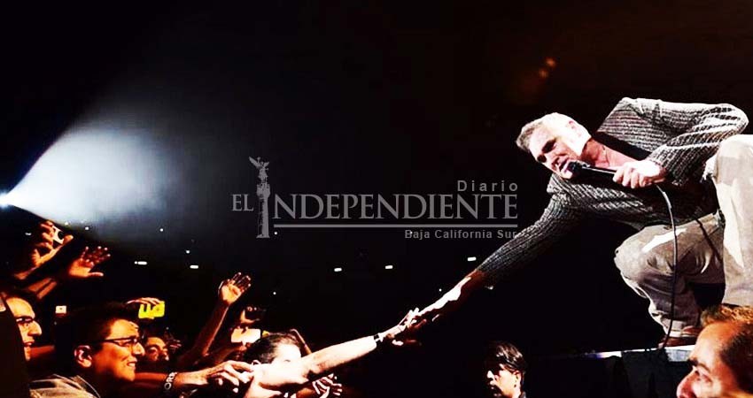 Morrissey es golpeado en el rostro por un fan durante concierto Morrissey es golpeado en el rostro por un fan durante concierto