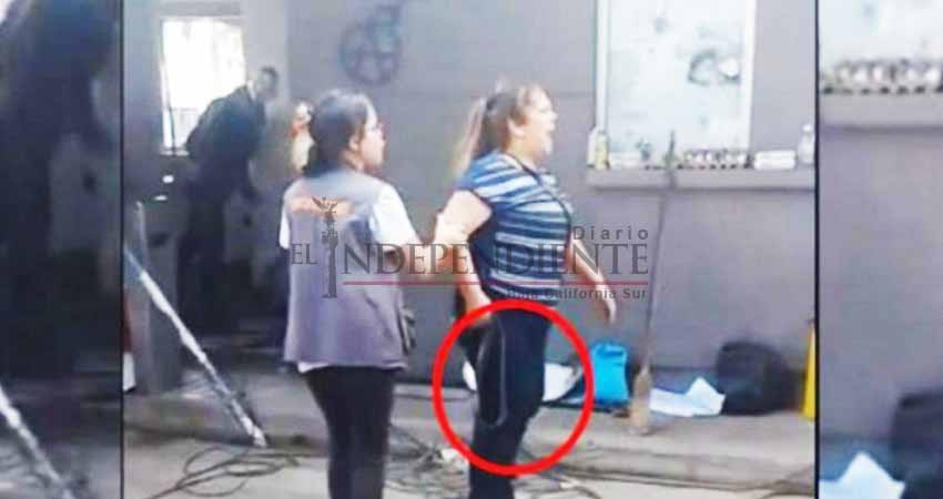 Mamá intenta sacar a su hijo de una marcha a cinturonazos Mamá intenta sacar a su hijo de una marcha a cinturonazos