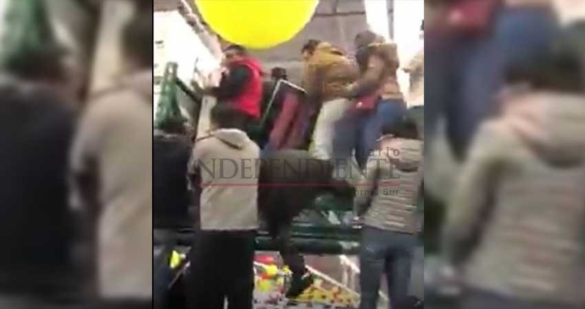 Así forcejaron por televisiones de mil pesos en Walmart Así forcejaron por televisiones de mil pesos en Walmart