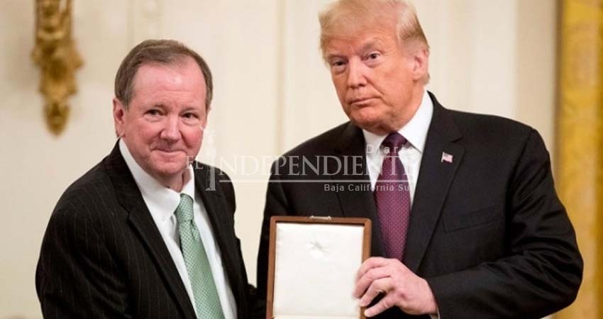 Donald Trump honra por lo alto a Elvis Presley Donald Trump honra por lo alto a Elvis Presley