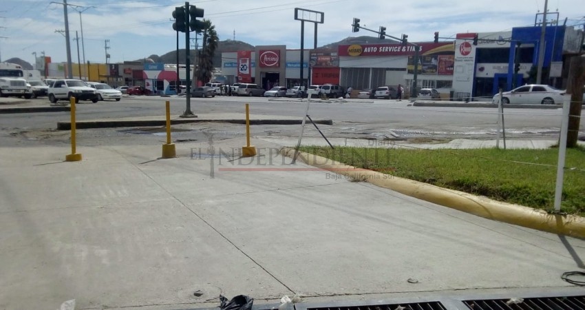 Investiga Delegación de CSL derrame de agua frente a tienda Soriana Investiga Delegación de CSL derrame de agua frente a tienda Soriana