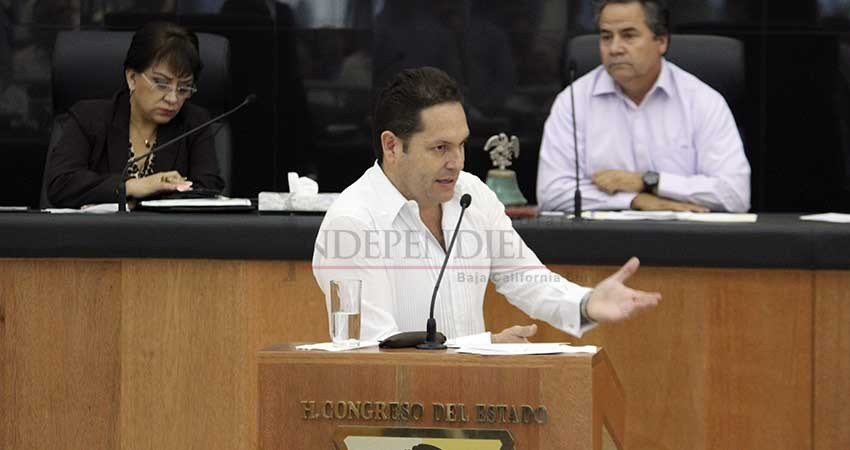 Abraza Setues la “Cuarta Transformación” y se echa el Congreso al bolsillo Abraza Setues la “Cuarta Transformación” y se echa el Congreso al bolsillo