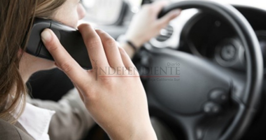 Hacer uso del celular al conducir implica multas de hasta 7 mil pesos: PF Hacer uso del celular al conducir implica multas de hasta 7 mil pesos: PF