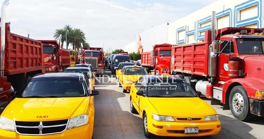 Ubers, taxis y dompes toman calles aledañas al Congreso BCS Ubers, taxis y dompes toman calles aledañas al Congreso BCS