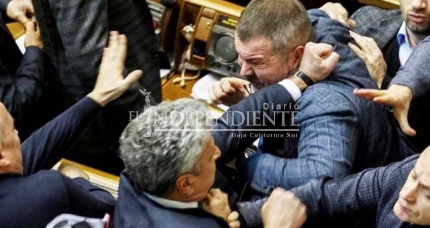 Se arma batalla campal en el Parlamento de Ucrania Se arma batalla campal en el Parlamento de Ucrania