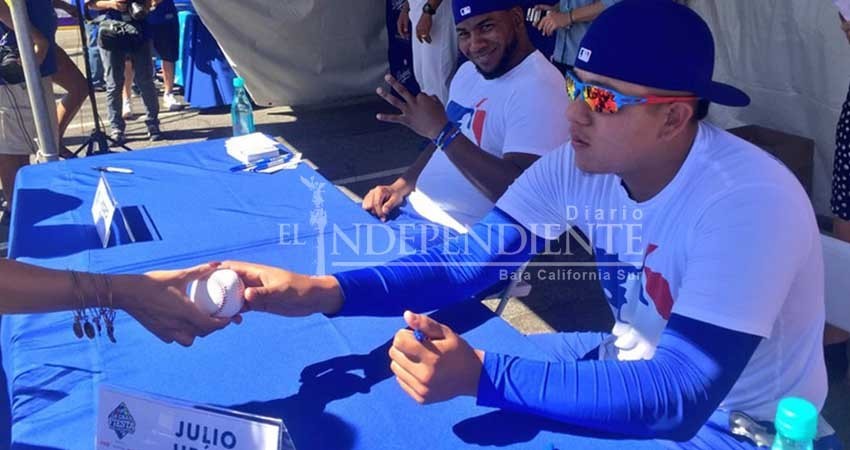 AMLO recibió pelota autografiada de Julio Urías AMLO recibió pelota autografiada de Julio Urías