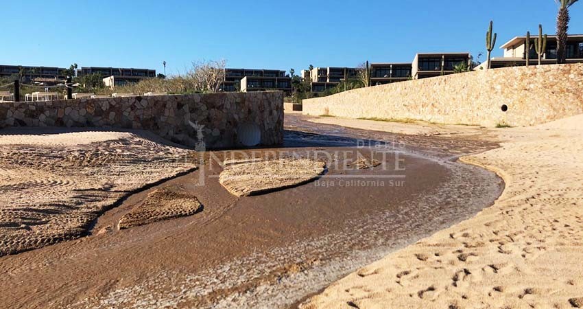 Aparece caudal de agua de Desarrollo Turístico y atraviesa Playa Santa María Aparece caudal de agua de Desarrollo Turístico y atraviesa Playa Santa María