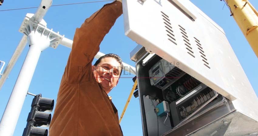 Ponen en operación 3 semáforos inteligentes en La Paz Ponen en operación 3 semáforos inteligentes en La Paz