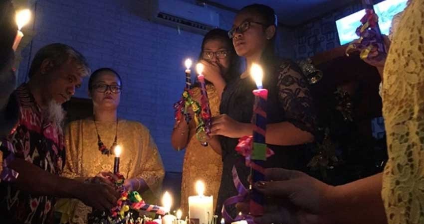 Sobrevivientes del tsunami de Indonesia realizan misa en Navidad Sobrevivientes del tsunami de Indonesia realizan misa en Navidad