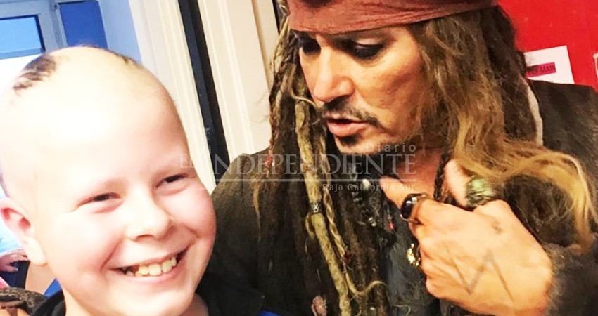 Vestido de Jack Sparrow, Johnny Depp visita a niños con cáncer Vestido de Jack Sparrow, Johnny Depp visita a niños con cáncer
