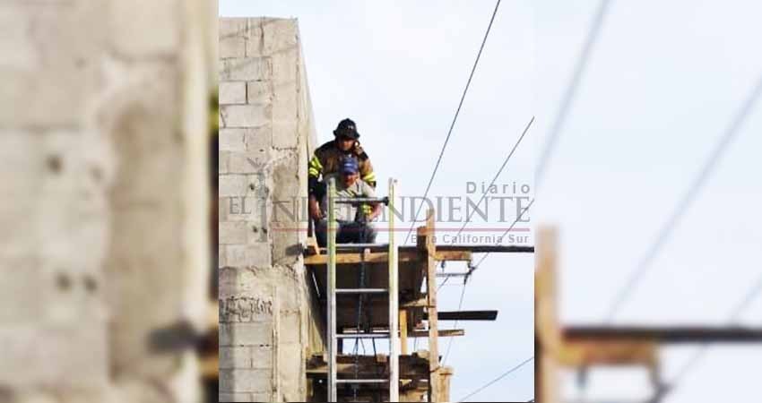 Trabajadores de la construcción quedan heridos al recibir descarga eléctrica Trabajadores de la construcción quedan heridos al recibir descarga eléctrica