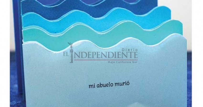 Anaïs Abreu confecciona el libro-biombo 'La puerta blanca' Anaïs Abreu confecciona el libro-biombo 'La puerta blanca'
