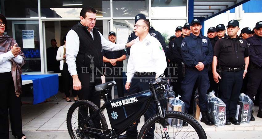 Entregan a policías municipales de La Paz uniformes y equipo de trabajo Entregan a policías municipales de La Paz uniformes y equipo de trabajo