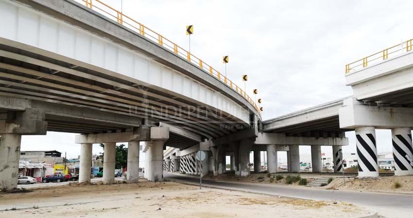 Entregan Arquitectos de Los Cabos documento para audiencia con nuevo titular de la SCT en BCS Entregan Arquitectos de Los Cabos documento para audiencia con nuevo titular de la SCT en BCS