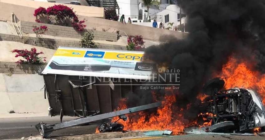 Incendio de vehículo de Coppel paraliza el tráfico en corredor turístico de Los Cabos