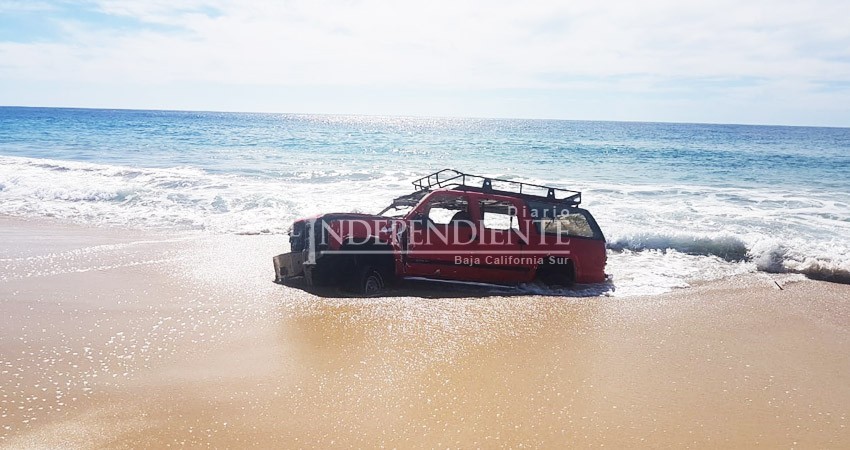 Aparece “camioneta fantasma” en playa de Cabo San Lucas Aparece “camioneta fantasma” en playa de Cabo San Lucas