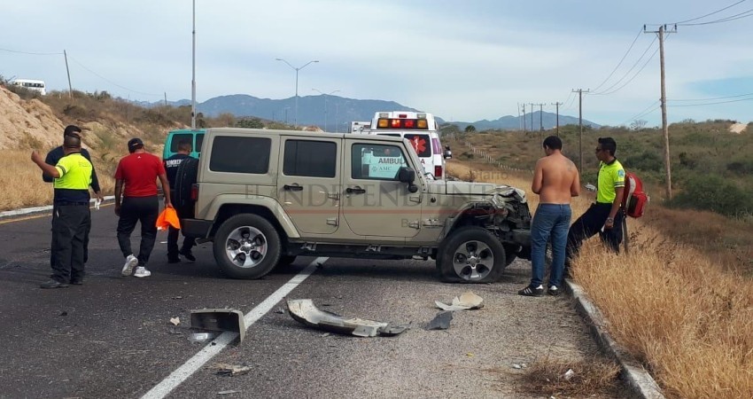Se estrella 4x4 contra vehículo estacionado en el Corredor Turístico de Los Cabos Se estrella 4x4 contra vehículo estacionado en el Corredor Turístico de Los Cabos