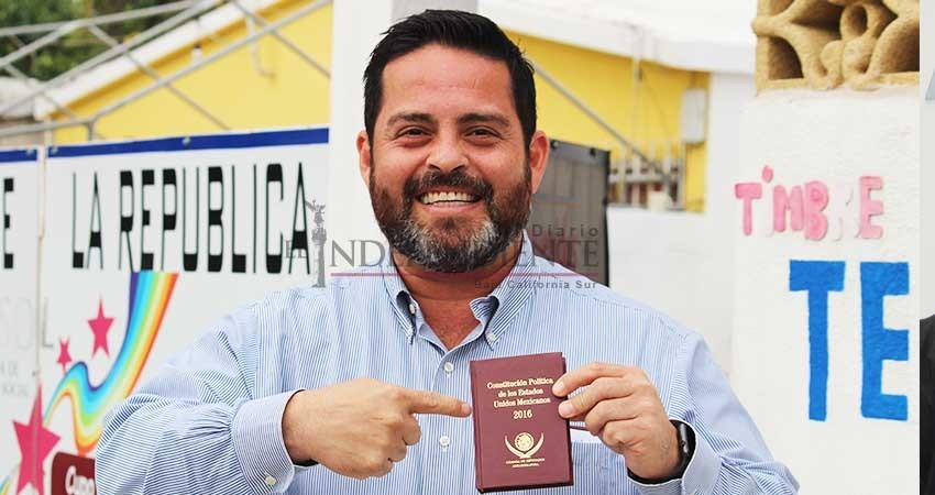 Regalaremos una Constitución Política a Rubén Muñoz por "olvidar" sus facultades: PAN Regalaremos una Constitución Política a Rubén Muñoz por "olvidar" sus facultades: PAN