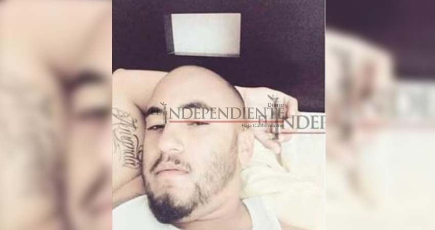 Con armas de fuego, se presume en redes sociales presunto inspector de transporte del Ayto de Los Cabos