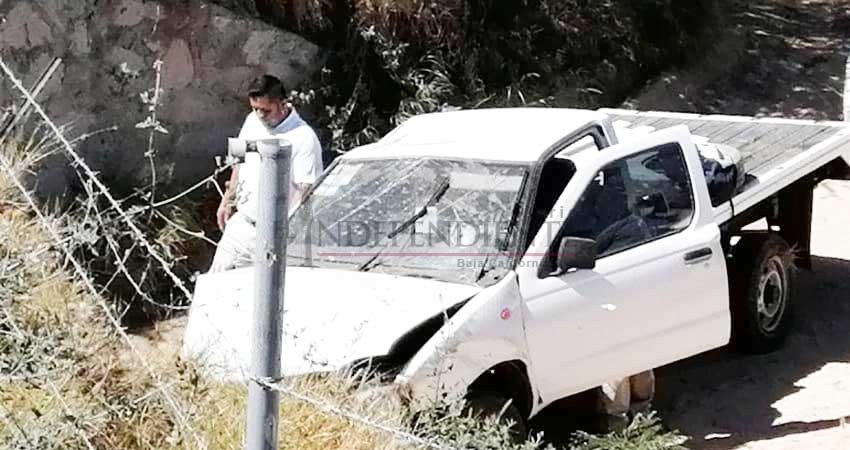 "Vuela" camioneta en la Transpeninsular; aterrizó en un desarrollo turístico de CSL