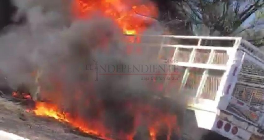 Se incendia camión de carga en el Corredor Turístico de Los Cabos Se incendia camión de carga en el Corredor Turístico de Los Cabos