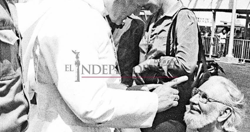 Ernesto Cardenal recupera su estado clerical