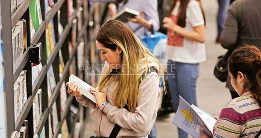 Advierten deslealtad en foro sobre el libro