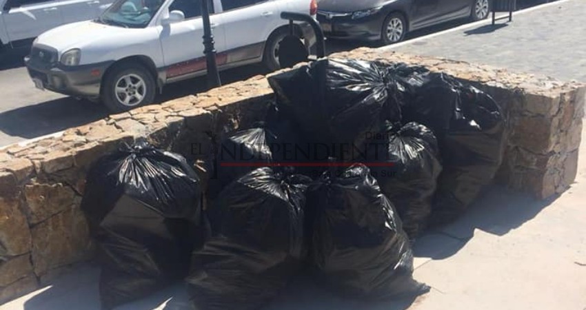 Vecinos y comerciantes llenan de basura la recién remodelada Plaza Amelia Wilkes