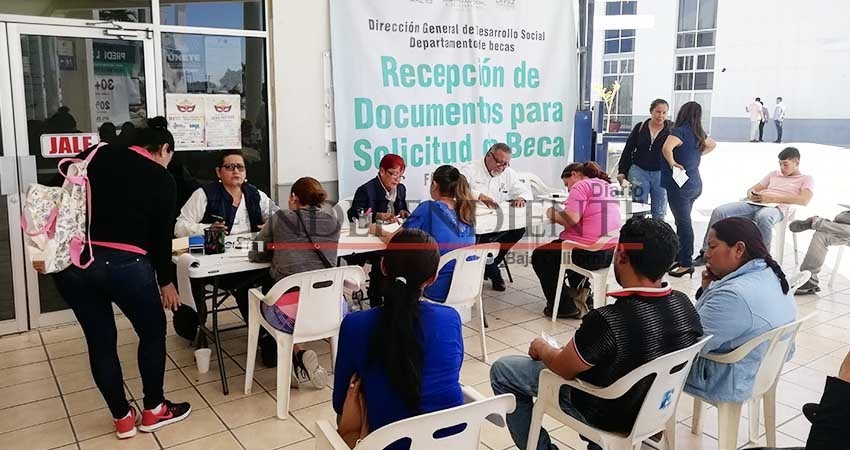 Siguen recibiendo solicitudes para beca en la dirección de Desarrollo Social de La Paz Siguen recibiendo solicitudes para beca en la dirección de Desarrollo Social de La Paz