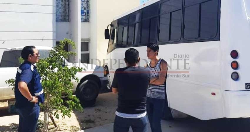 Se estrella camión de pasajeros contra edificio en CSL Se estrella camión de pasajeros contra edificio en CSL