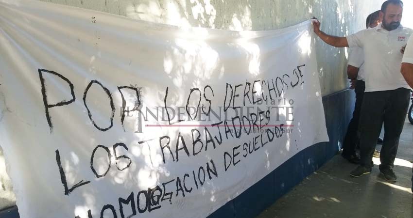 Manifestaciones no se detendrán hasta que destituyan a la directora: empleados del C-4 Manifestaciones no se detendrán hasta que destituyan a la directora: empleados del C-4