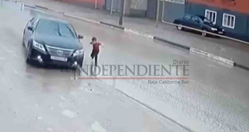 Niño se salva milagrosamente de ser atropellado en Rusia Niño se salva milagrosamente de ser atropellado en Rusia