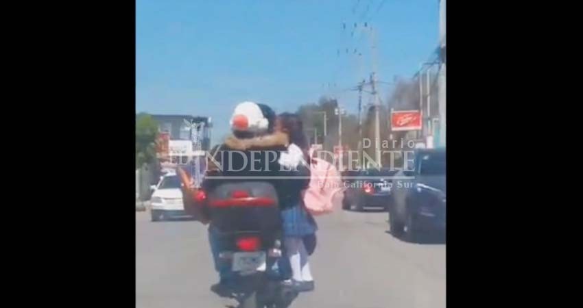 Padre transporta a su hija parada en el escape de una motocicleta Padre transporta a su hija parada en el escape de una motocicleta