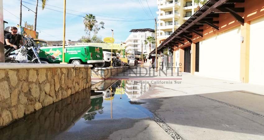 Denuncia restaurantero derrame de agua sucia en andador del Médano de CSL Denuncia restaurantero derrame de agua sucia en andador del Médano de CSL
