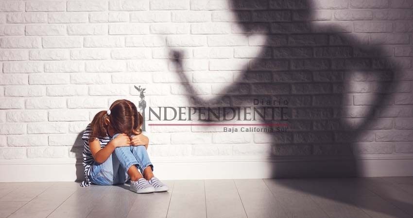 Arrestan a mamá que obligaba a sus hijos a salir en YouTube