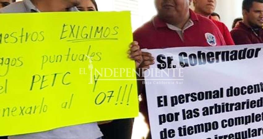 Protestan más de 300 maestros frente a Palacio de Gobierno